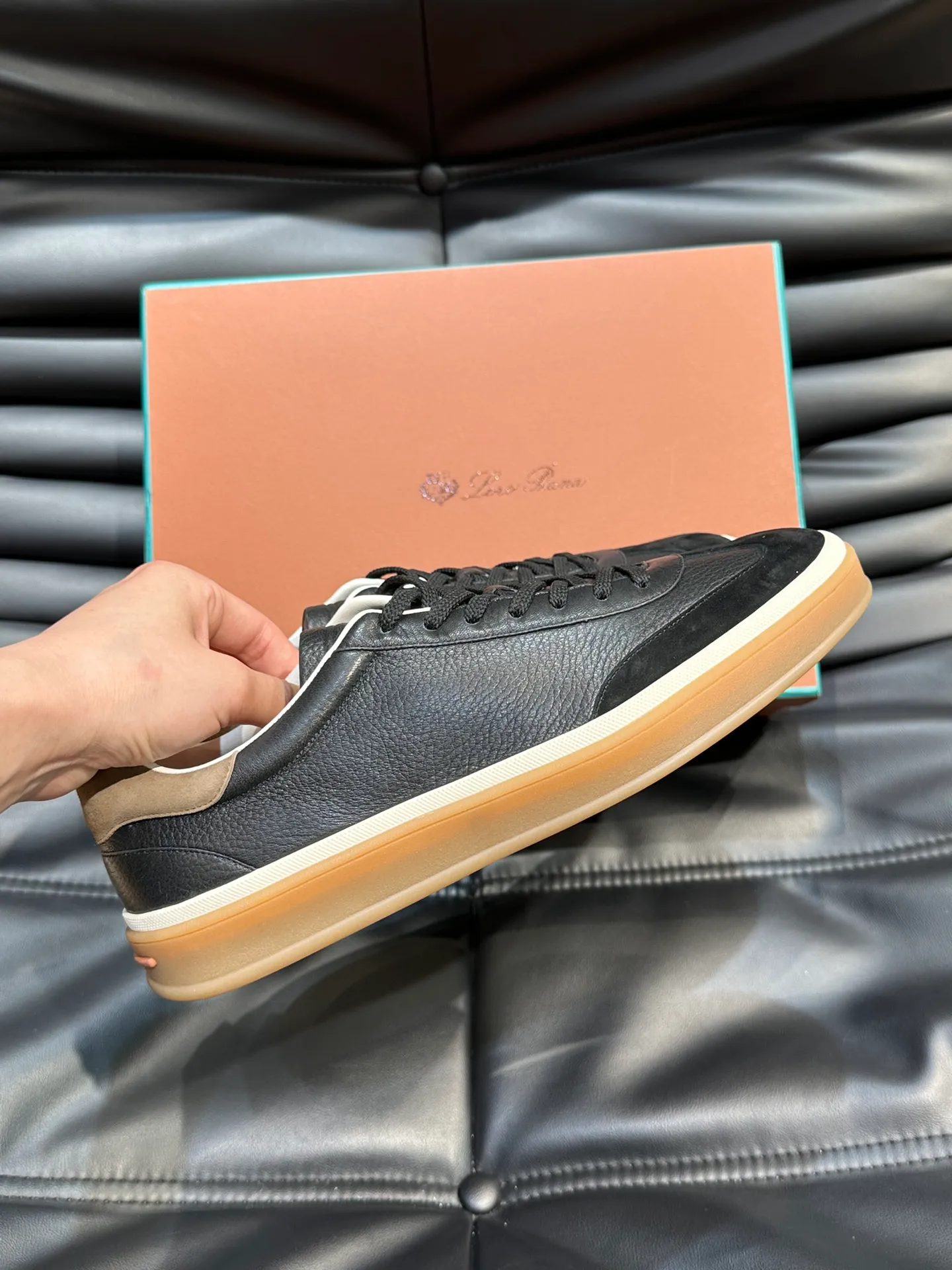 p420 Men's Shoes New 🆕Lp Old Money Style Men's Low-top Casual Tennis Shoes Loro Piana's high-end series has launched sports shoe styles made of soft cowhide. The breathable properties and flexible texture of natural materials make the sneakers both functional and comfortable. The high-quality metal-free tanning and tumble process highlights the natural texture of the leather, while the camel-colored sole and white rubber trim create a double-layer sole effect, making it an everyday shoe that can easily create a lazy and casual style! Size: 39-44 (45, 46 customized